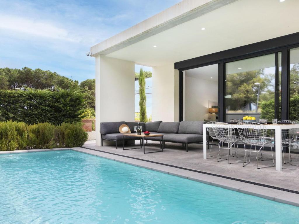 Bazén v ubytovaní Holiday Home Alyssa by Interhome alebo v jeho blízkosti