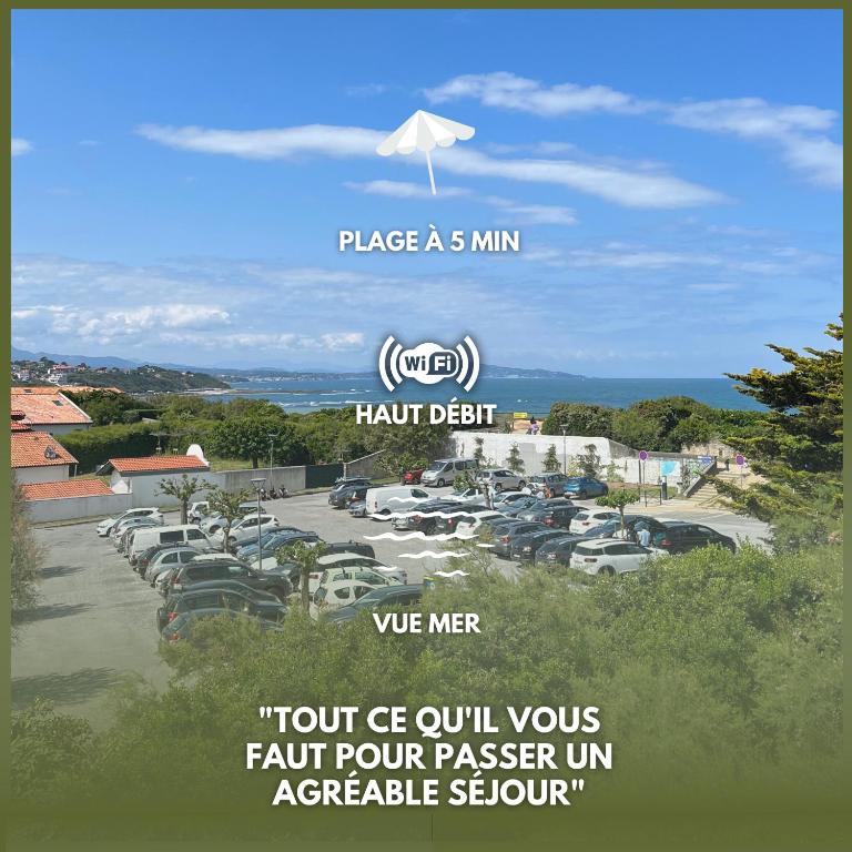 un panneau indiquant un parking avec des voitures garées dans l'établissement Maison basque - Vue Océan - 10 pers - Plage, à Bidart