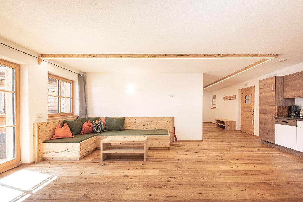 ein Wohnzimmer mit einem Sofa und einem Tisch in der Unterkunft Kofler zw den Wänden Apt Zirm in Sand in Taufers