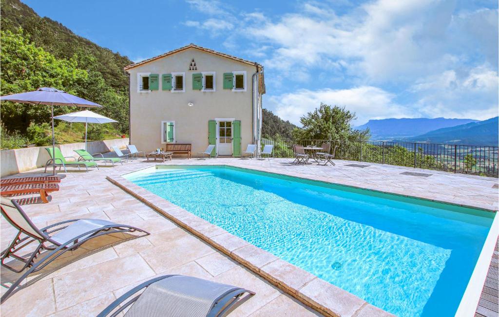 uma villa com uma piscina e uma casa em Nice Home In Die With Outdoor Swimming Pool em Die