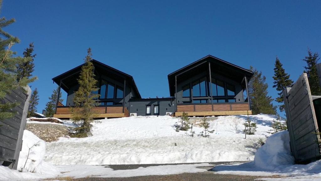 una casa in cima a una collina nella neve di Ruka Twin 3 bedroom Villa with Jacuzzi by Rukalodges a Ruka