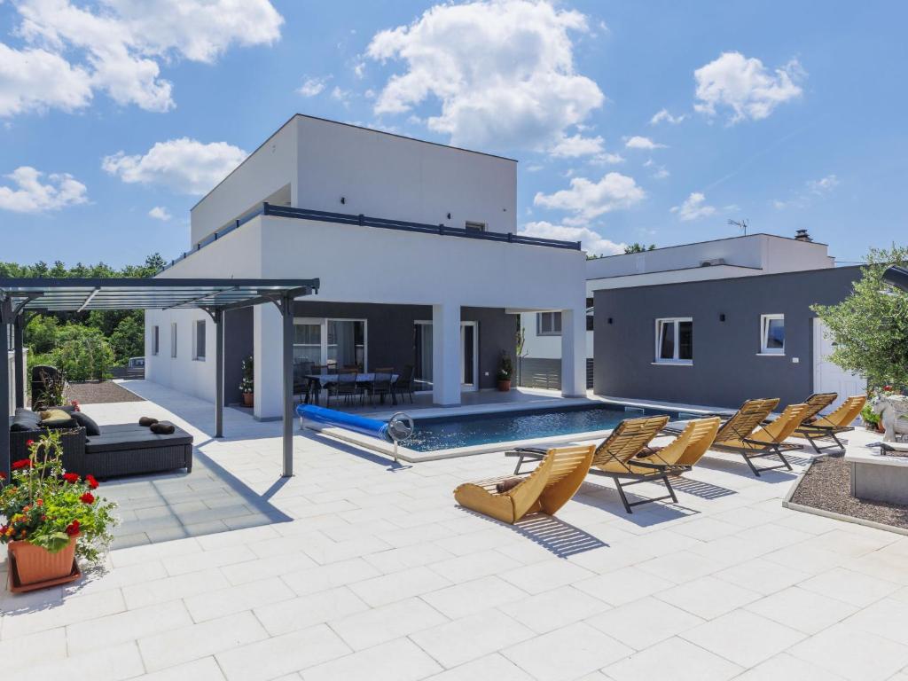 eine Terrasse mit Stühlen und einem Swimmingpool in der Unterkunft Villa Drago by Interhome in Vodnjan