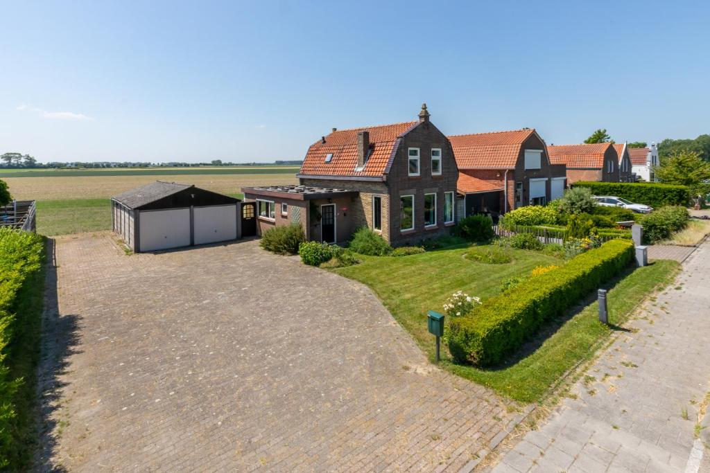 uma vista aérea de uma casa com uma entrada em Vakantiehuis Oostburgsestraat 44, Zuidzande em Zuidzande