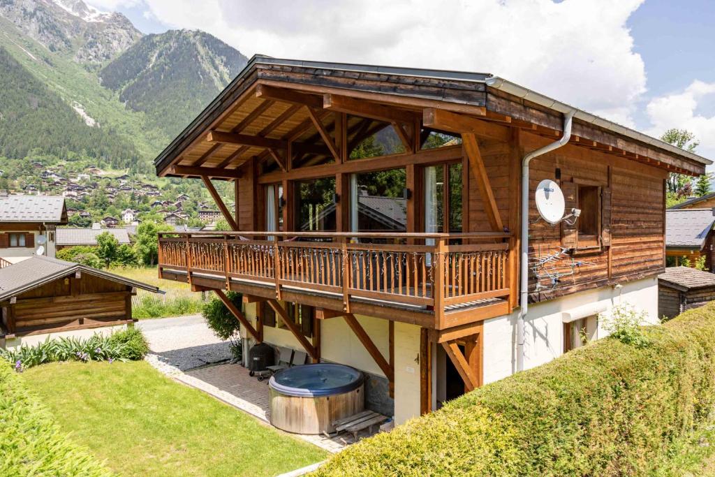 une maison avec une grande terrasse au sommet d'une colline dans l'établissement Chalet du Dard - Chamonix All Year, à Chamonix-Mont-Blanc
