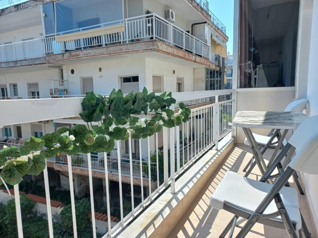 Un balcón con una mesa y sillas en un edificio. en Velvet, en Perea