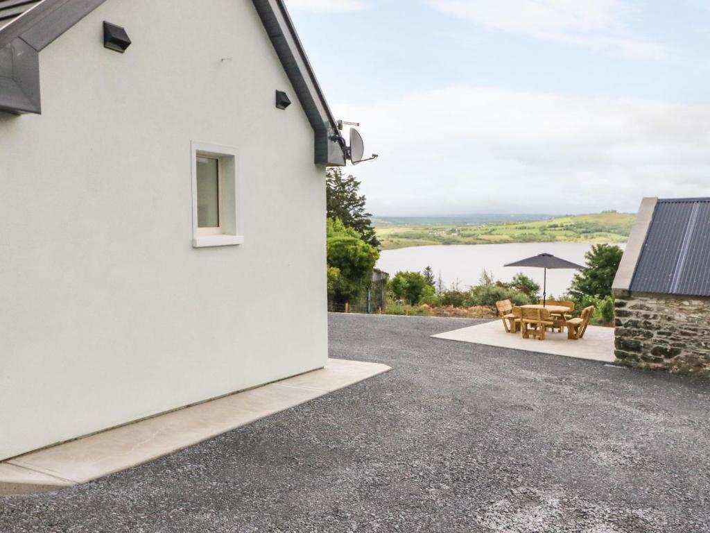 Casa blanca con patio y mesa en An Sean Teach en Killarney