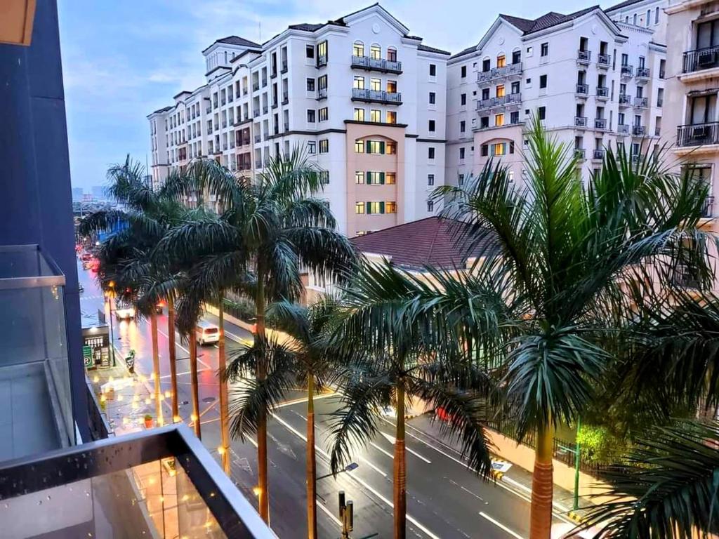 馬尼拉的住宿－The Palm Tree Manila，享有棕榈树和建筑街道的景色