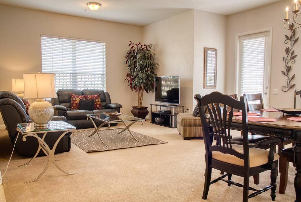 uma sala de estar com uma mesa e um sofá em Vista Cay Luxury 3BR Condo em Orlando