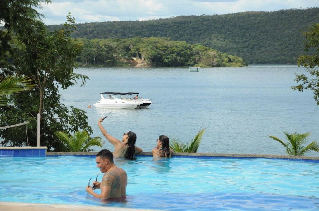 un grupo de personas en una piscina en el agua en ALDEIA do LAGO Caldas Novas Lindo Apt com Cozinha Mobília Nova Pode Levar Bebidas na Área das Piscinas, en Caldas Novas
