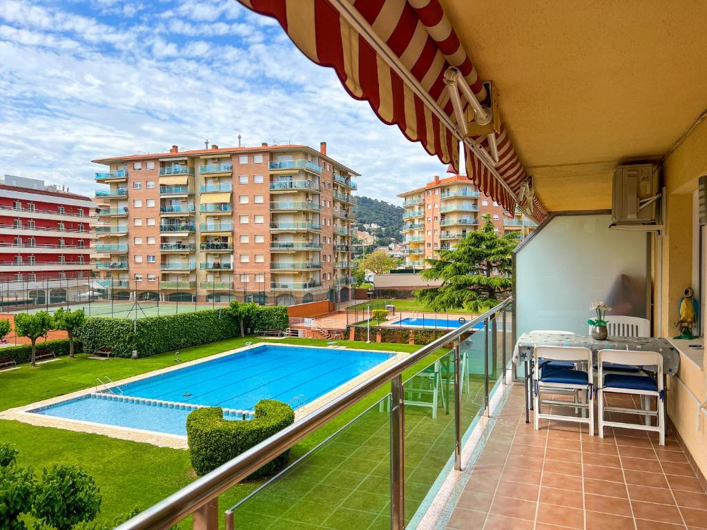 uma varanda com uma piscina num edifício em Vivalidays Lora - Santa Susanna em Santa Susanna