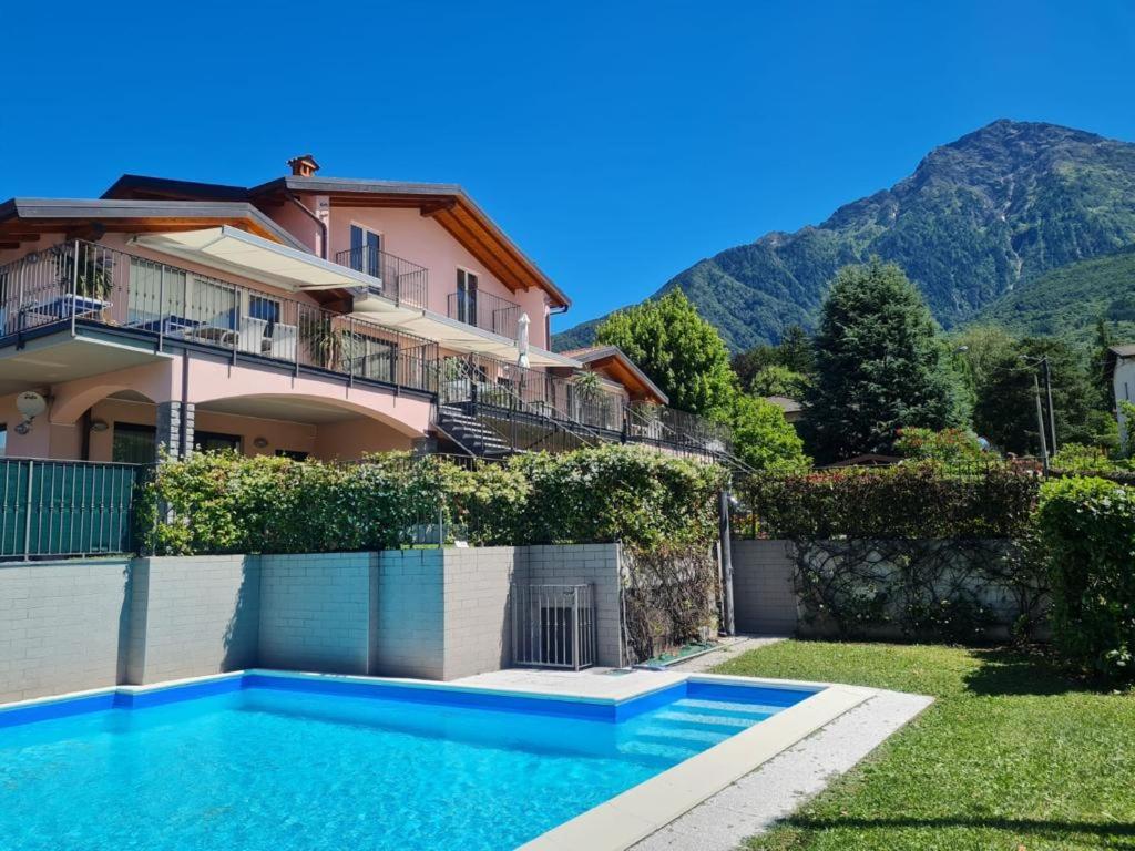 ein Haus mit einem Pool vor einem Haus in der Unterkunft Superior apt Colico Lake Como in Colico