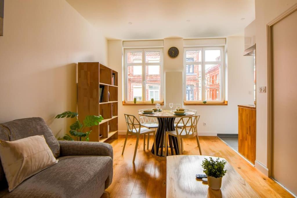 un salon avec un canapé et une table dans l'établissement Très Bel Apart Lumineux et Comfortable, à Lille