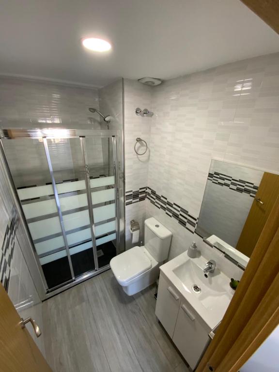 łazienka z toaletą, umywalką i prysznicem w obiekcie HEROE APARTAMENTO w Maladze