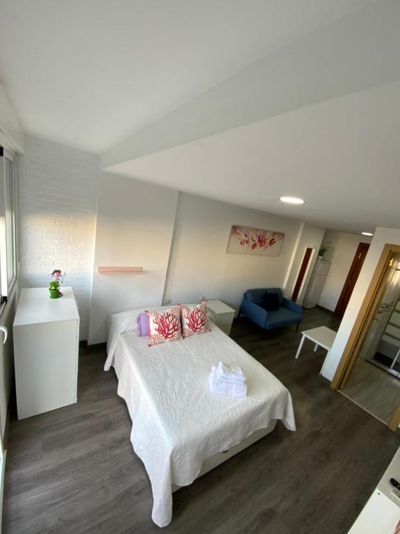 Łóżko lub łóżka w pokoju w obiekcie HEROE APARTAMENTO
