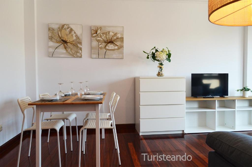 sala de estar con mesa de comedor y sillas en Apartamento La Barquera - Muy acogedor con vistas a la Ría en San Vicente de la Barquera