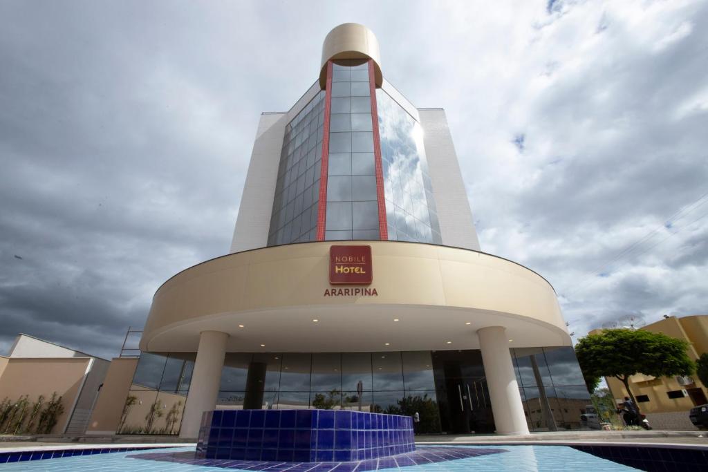 um edifício com uma piscina em frente em Nobile Hotel Araripina em Araripina