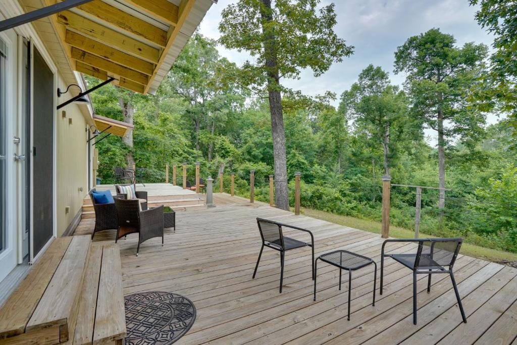 Buchanan Home with Deck, 4 Mi to Paris Landing!, Buchanan (updated