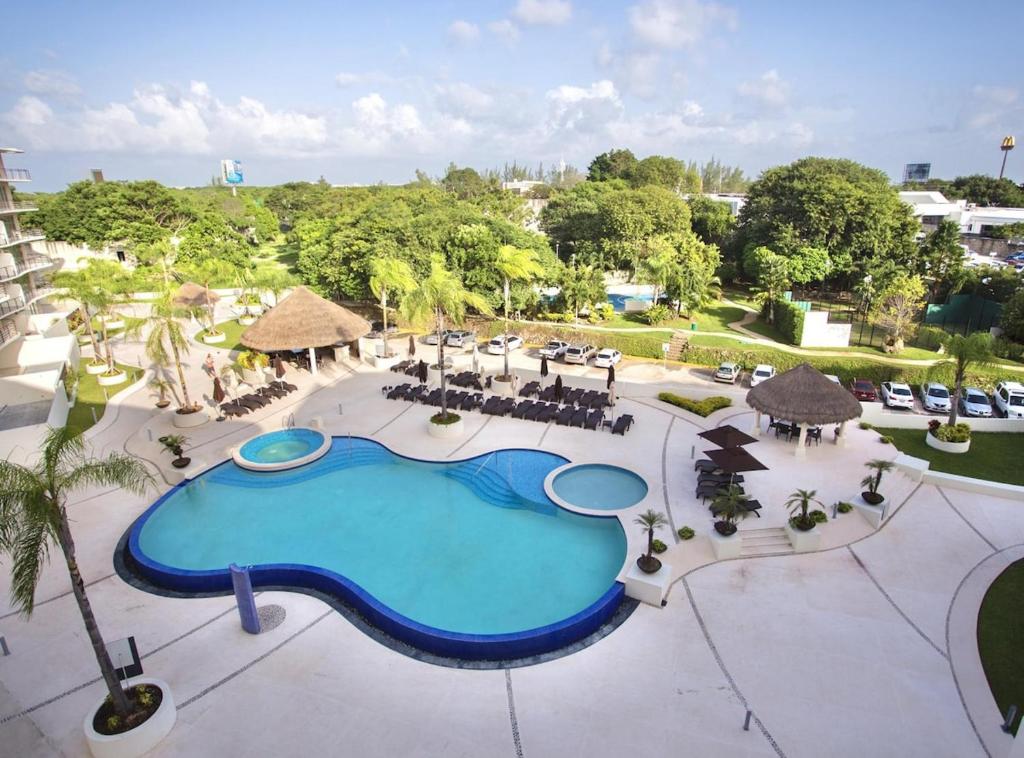 una vista aérea de una piscina en un complejo en 2 BR Apartment - Pool & jacuzzi, en Cancún