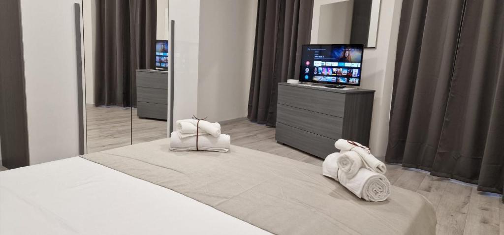 um quarto com uma cama grande e toalhas em Dani's House em Cagliari