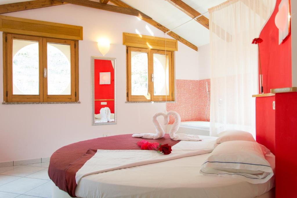 Un dormitorio con una cama con dos cisnes. en Minihotel IRIS, en Maiori