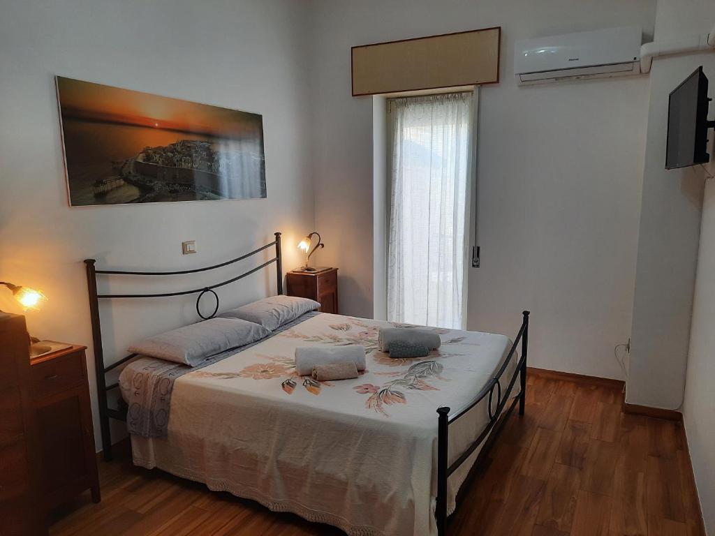 sypialnia z łóżkiem z 2 poduszkami w obiekcie XX SETTEMBRE APPARTAMENTO in CENTRO w mieście Termoli