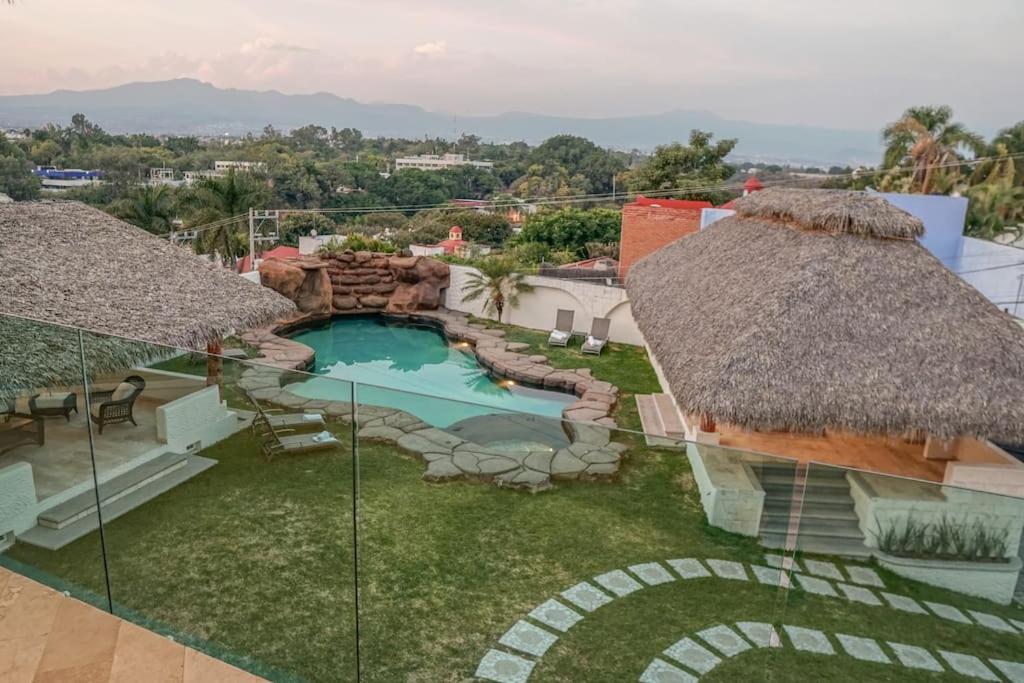 einem Luftblick auf ein Haus mit einem Pool und einem Resort in der Unterkunft Beautiful, cozy and modern new home in Cuernavaca in Cuernavaca
