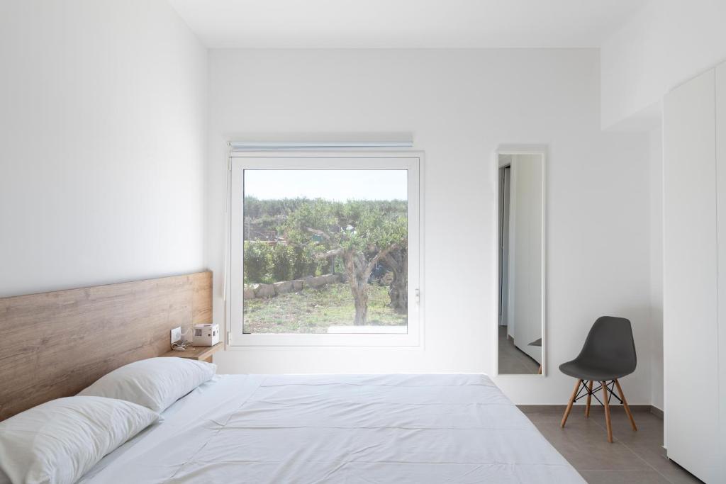 une chambre avec un lit et une fenêtre dans l'établissement Relais Donna Tana, à Buseto Palizzolo 41 autres photos