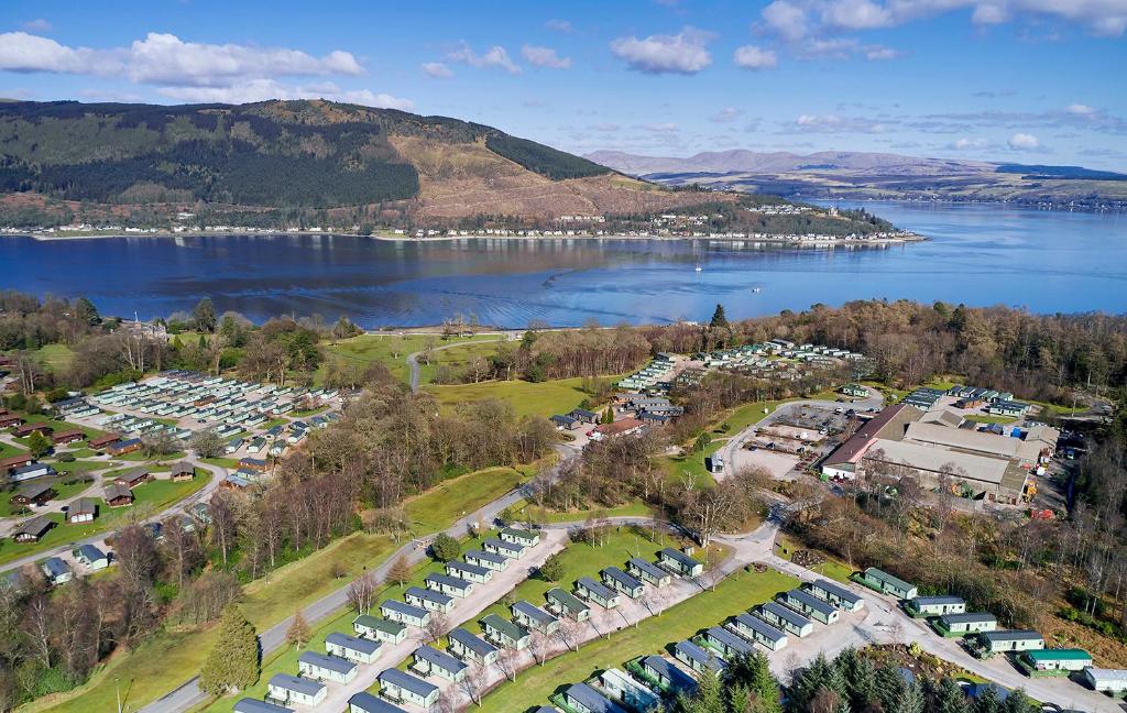 uma vista aérea de um parque de estacionamento ao lado de um lago em Hunters Quay Holiday Village em Kilmun