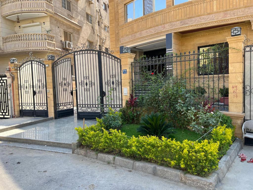 un edificio con una puerta y flores delante de él en Luxury Apartments Beside Mall of Arabia and Dar Al-Fouad hospital - Families only- No Alcoholic Beverages en 6th Of October