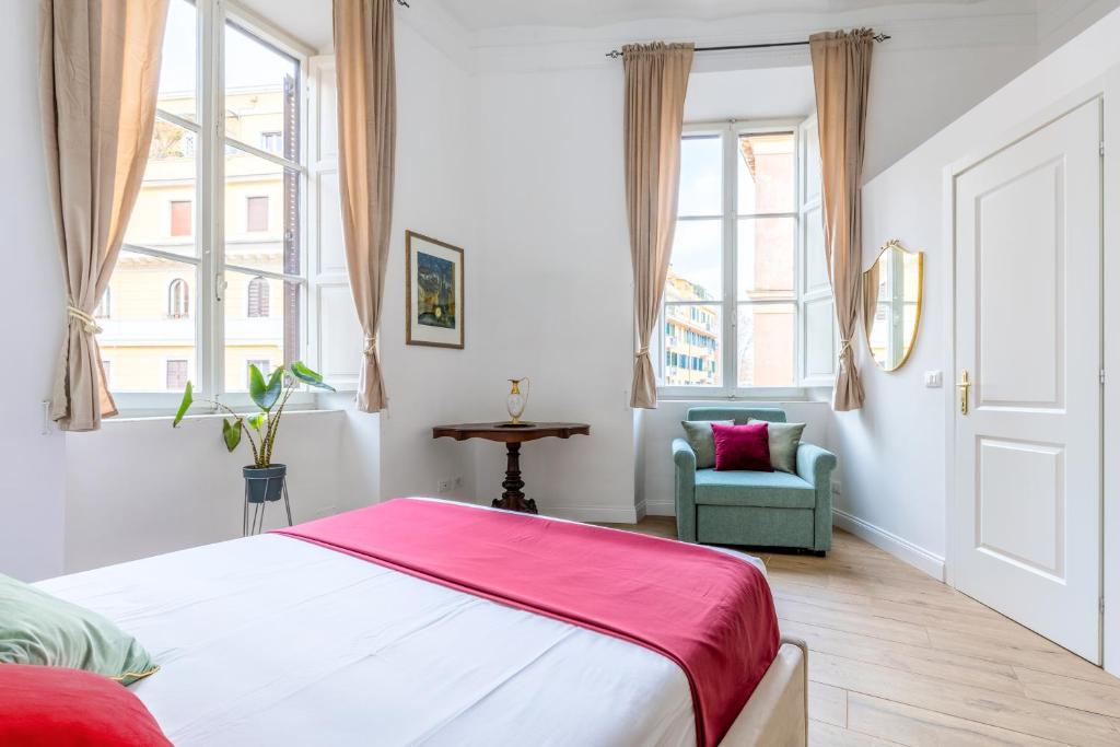 um quarto com uma cama, uma cadeira e janelas em Gentile Suites em Roma