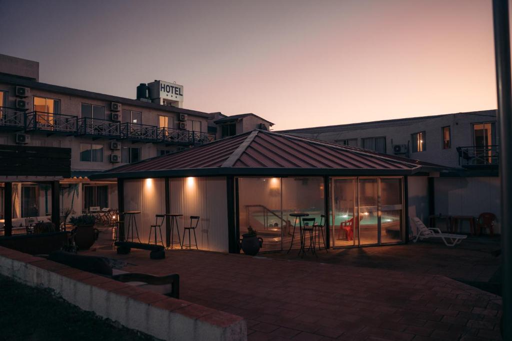 ein Gebäude mit einem Pavillon mit einem Tisch davor in der Unterkunft Hotel Palma de Mallorca in La Paloma