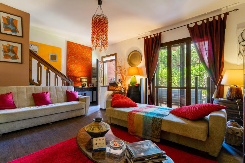 a living room with a couch and a table at Appartamento Sottosopra in Gallipoli