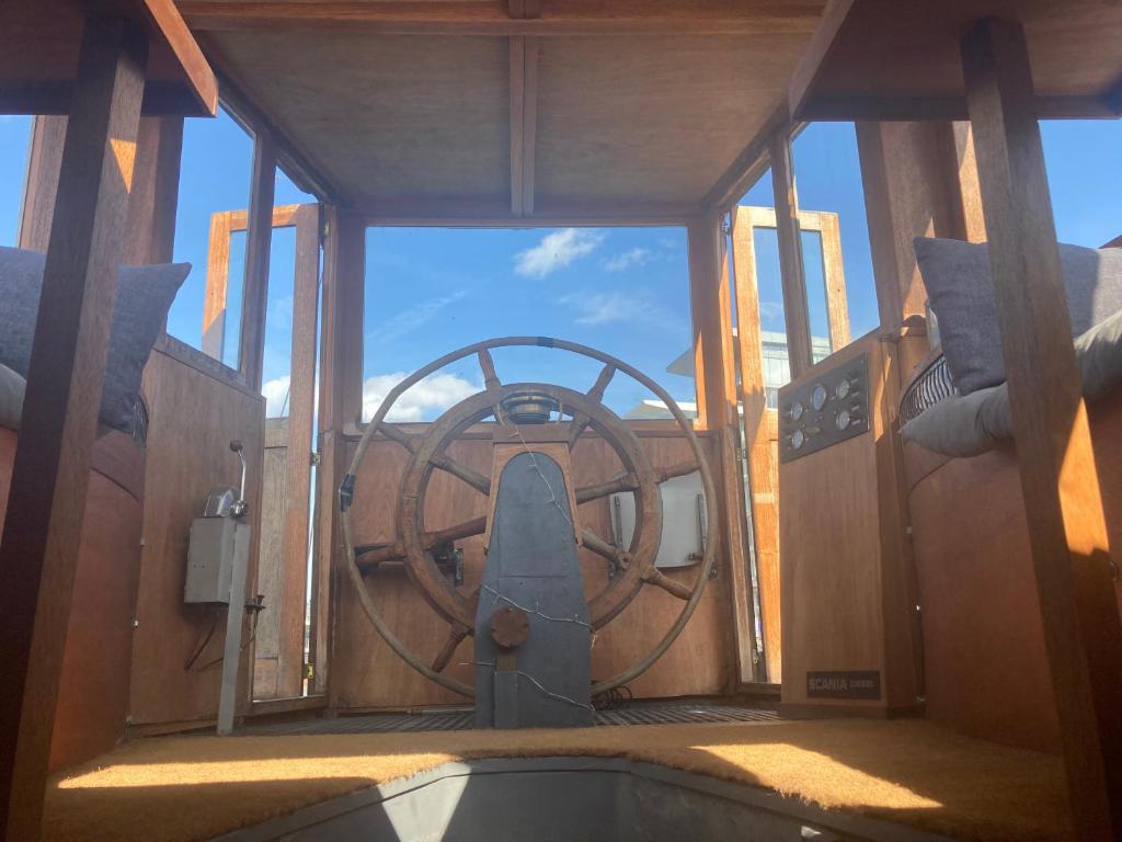 uma vista para um leme de um barco com uma roda em Ahoy London em Londres
