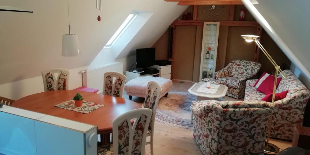 een woonkamer met een tafel en stoelen bij Ferienwohnung Bänsch in Weischlitz