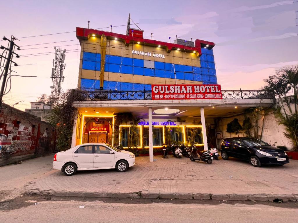 賈朗達爾的住宿－Gulshah Hotel，停在大楼前的白色汽车