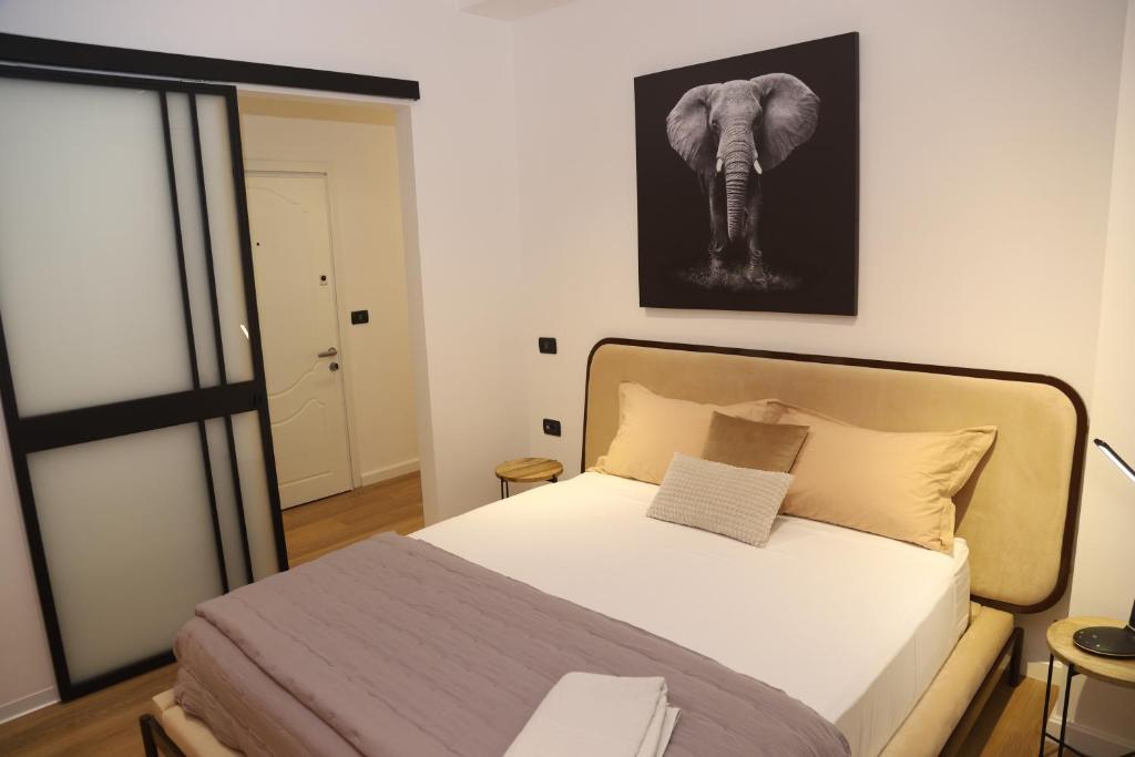 Un pat sau paturi într-o cameră la MJolly Apartment