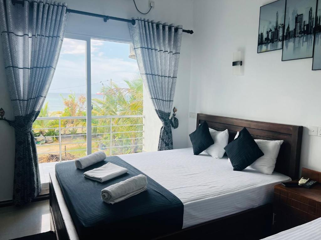 Postel nebo postele na pokoji v ubytování Liyonaa Beach Hotel