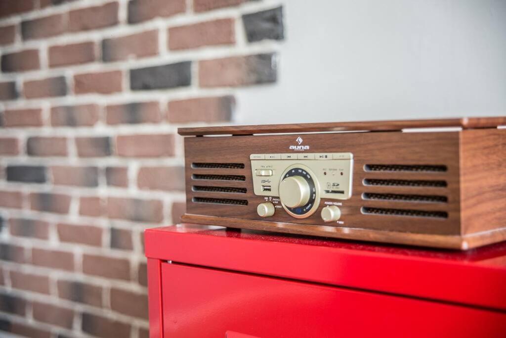 an old radio sitting on top of a red dresser at Appart 3 Chambres - 6 personnes - Mémorial - Université in Caen