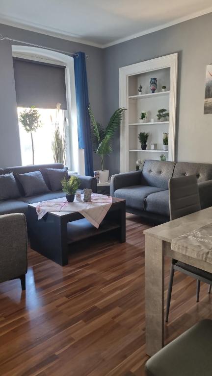 uma sala de estar com um sofá e uma mesa em Stadtnah an der Förde 75 2 em Flensburg