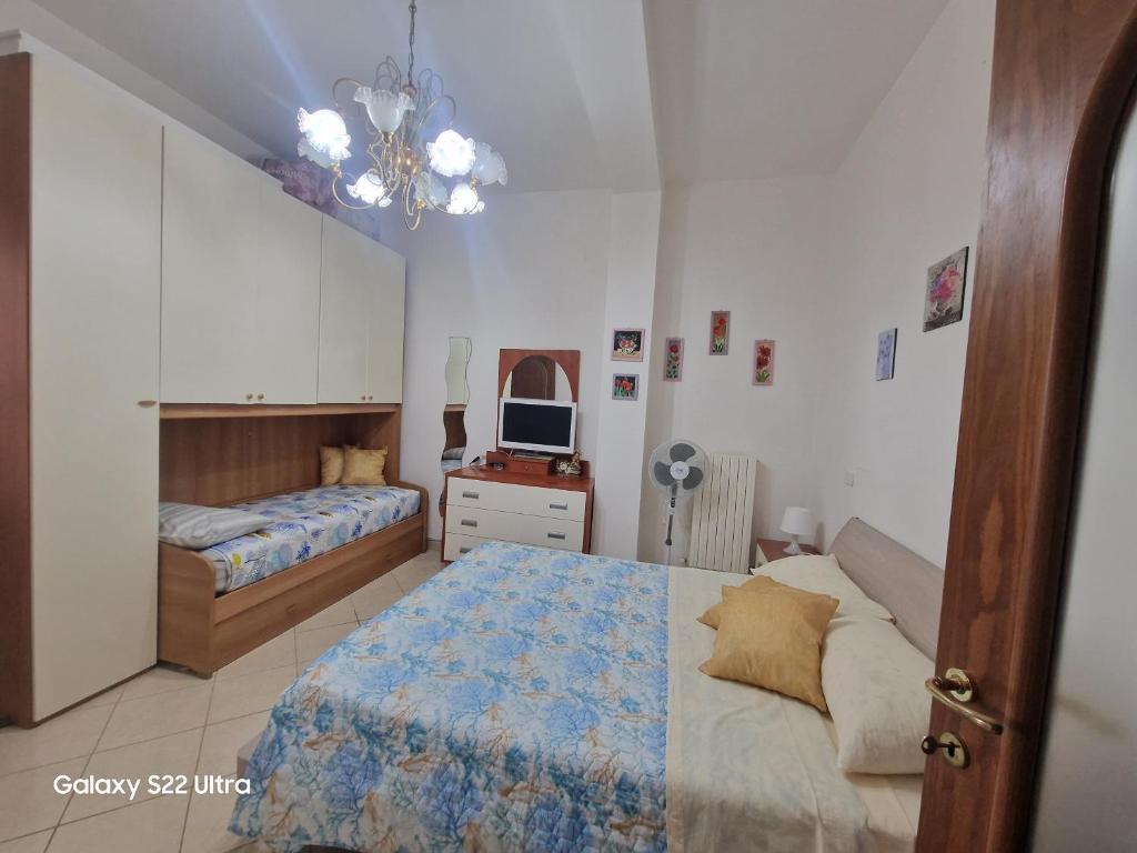 een slaapkamer met een bed en een bureau met een computer bij Casa vacanze da Nonna Rosa in Ortona