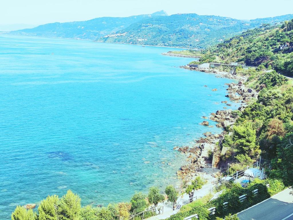 una vista aérea de una playa con agua azul en Kalura Sea Houses - private beach, en Cefalú