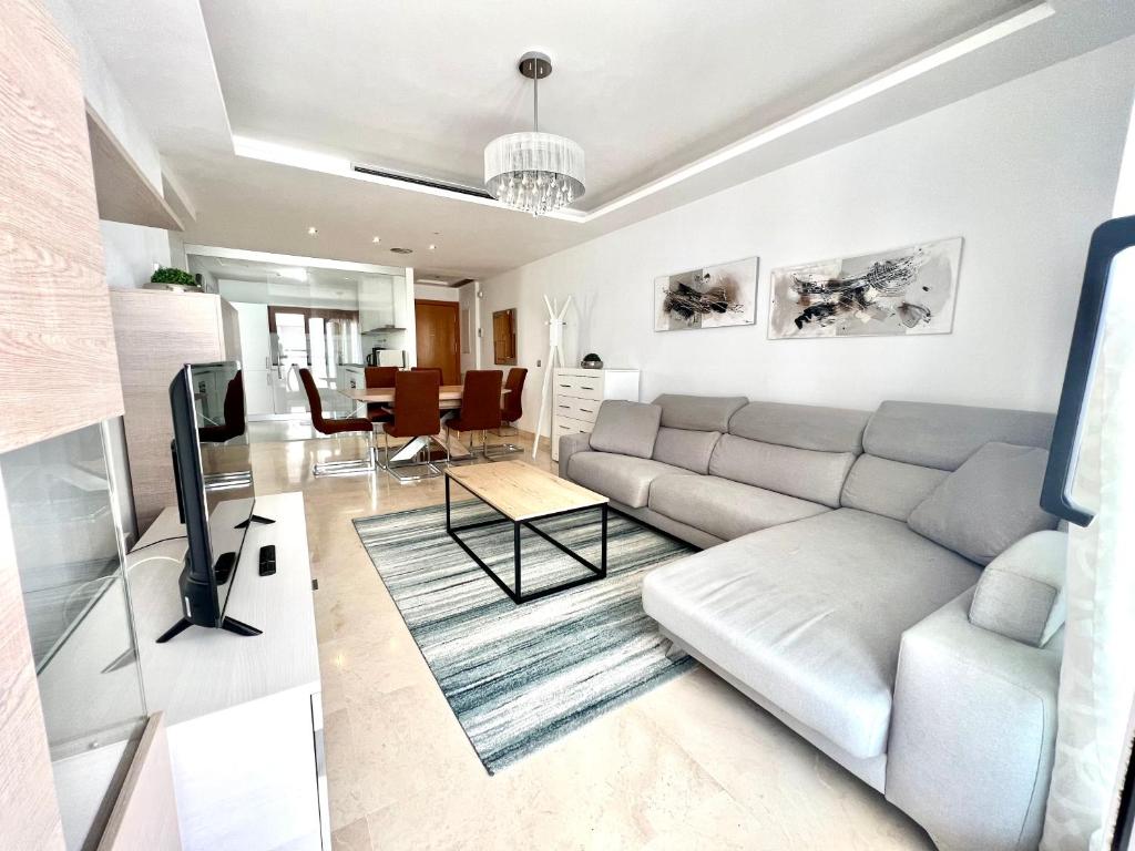 - un salon avec un canapé et une télévision dans l'établissement Fantastic apartment perfect location, à Marbella