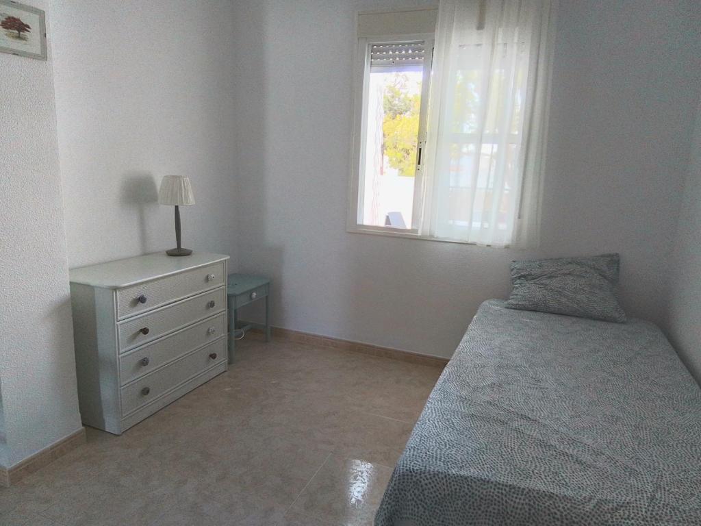 Łóżko lub łóżka w pokoju w obiekcie Apartamento en zona Atalaya con garaje y WIFI