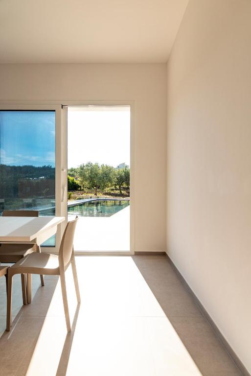 une salle à manger avec une table et une fenêtre dans l'établissement Relais Donna Tana, à Buseto Palizzolo