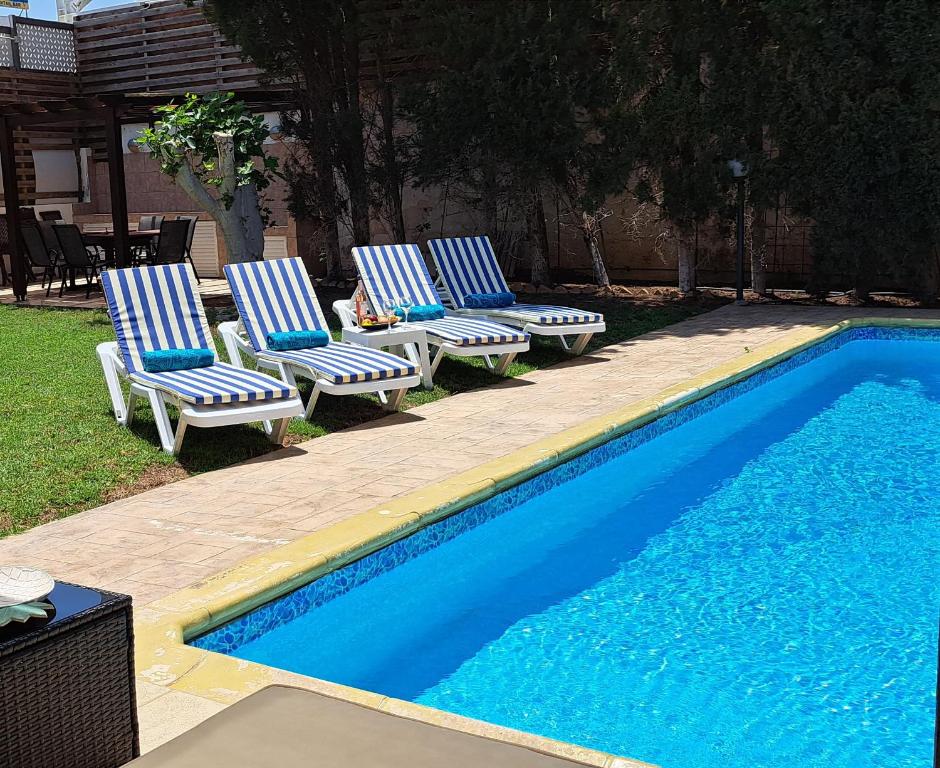 Bazén v ubytování VILLA MARINA BY FIG TREE BAY nebo v jeho okolí
