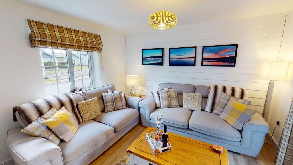 Aubergine Cottage - Part of the The Bay Filey Holiday Village with pool, gym and direct beach access, pub, restaurant, tennis and meadows walks 2