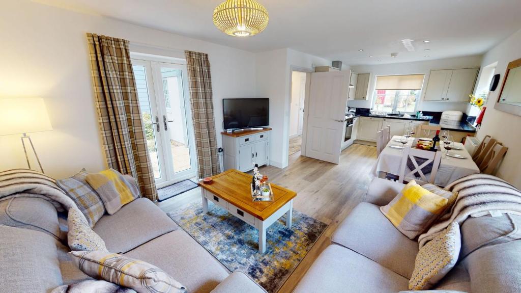Aubergine Cottage - Part of the The Bay Filey Holiday Village with pool, gym and direct beach access, pub, restaurant, tennis and meadows walks 4
