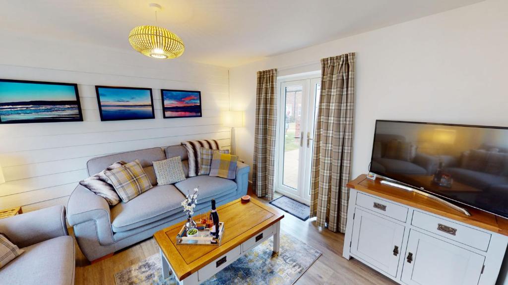 Aubergine Cottage - Part of the The Bay Filey Holiday Village with pool, gym and direct beach access, pub, restaurant, tennis and meadows walks 3