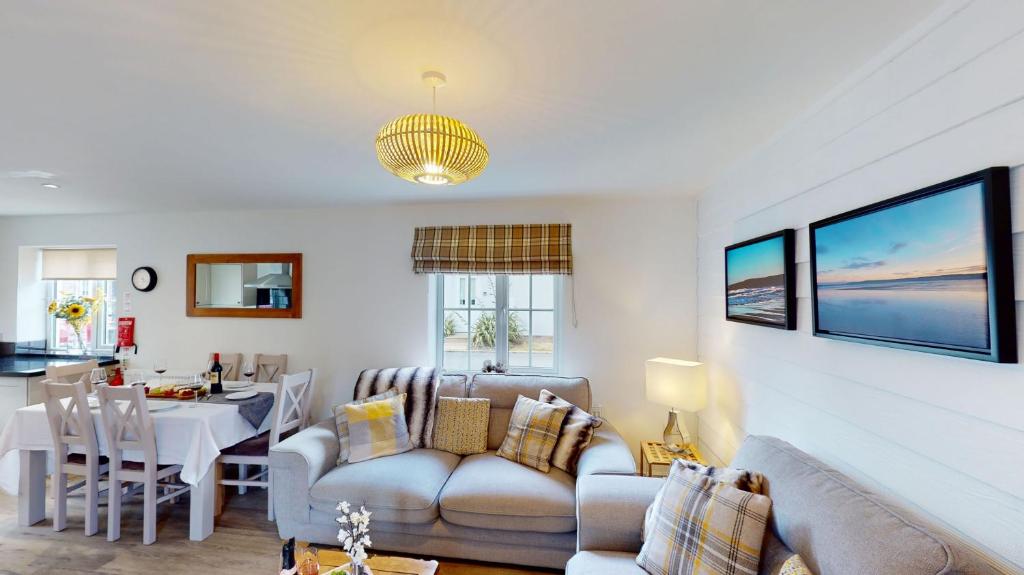 Aubergine Cottage - Part of the The Bay Filey Holiday Village with pool, gym and direct beach access, pub, restaurant, tennis and meadows walks 5