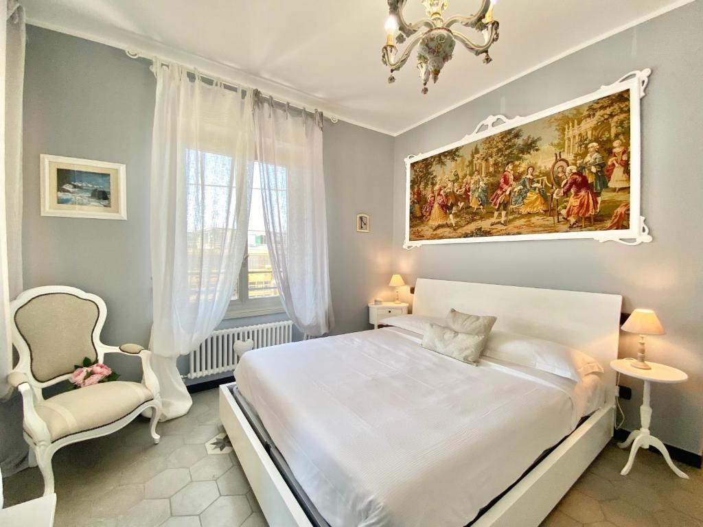 ジェノヴァにあるCasaViva - Le Vele di Angelaのベッドルーム1室(ベッド1台付)が備わります。壁には絵画が飾られています。